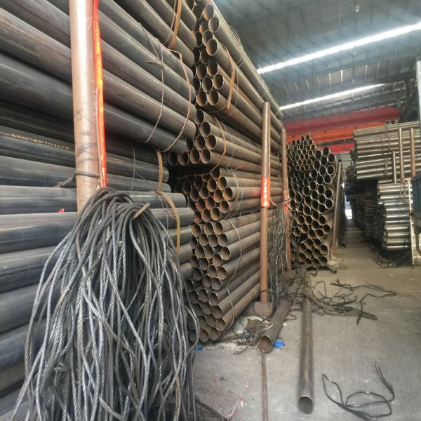 焊接鋼管斜軋穿孔過程中實心管坯是如何穿成空心毛管的? 焊接鋼管斜軋穿孔過程中實心管坯是如何穿成空心毛管的?